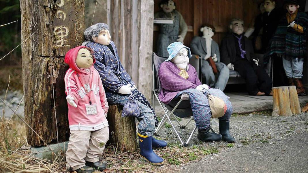 Bu köye gelenler gözlerine inanamıyor: Tüyler ürperten manzara! Hepsi yetişkin insan boyutlarında 41